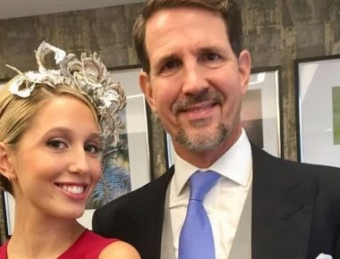 Ο Παύλος Γλίξμπουργκ φωτογραφίζει την Mαρία Ολυμπία στις Σπέτσες με τον παππού και την γιαγιά της (φωτο)